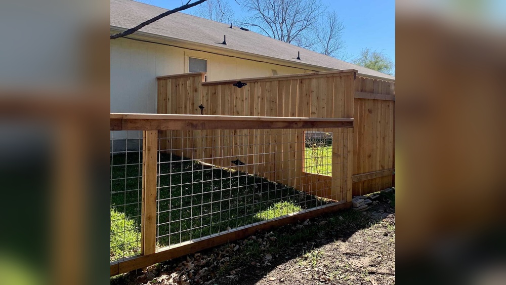 Best Fence for Small Dogs